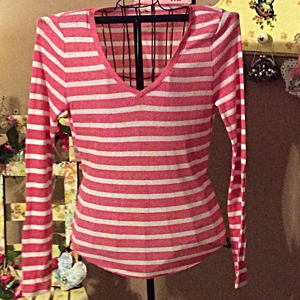 Aero v-neck top NWOT 👚👚