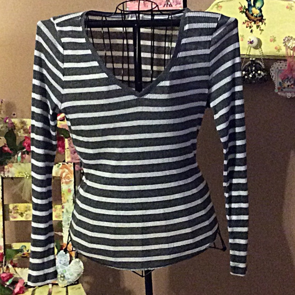 Aero striped v-neck top NWOT 👚👚