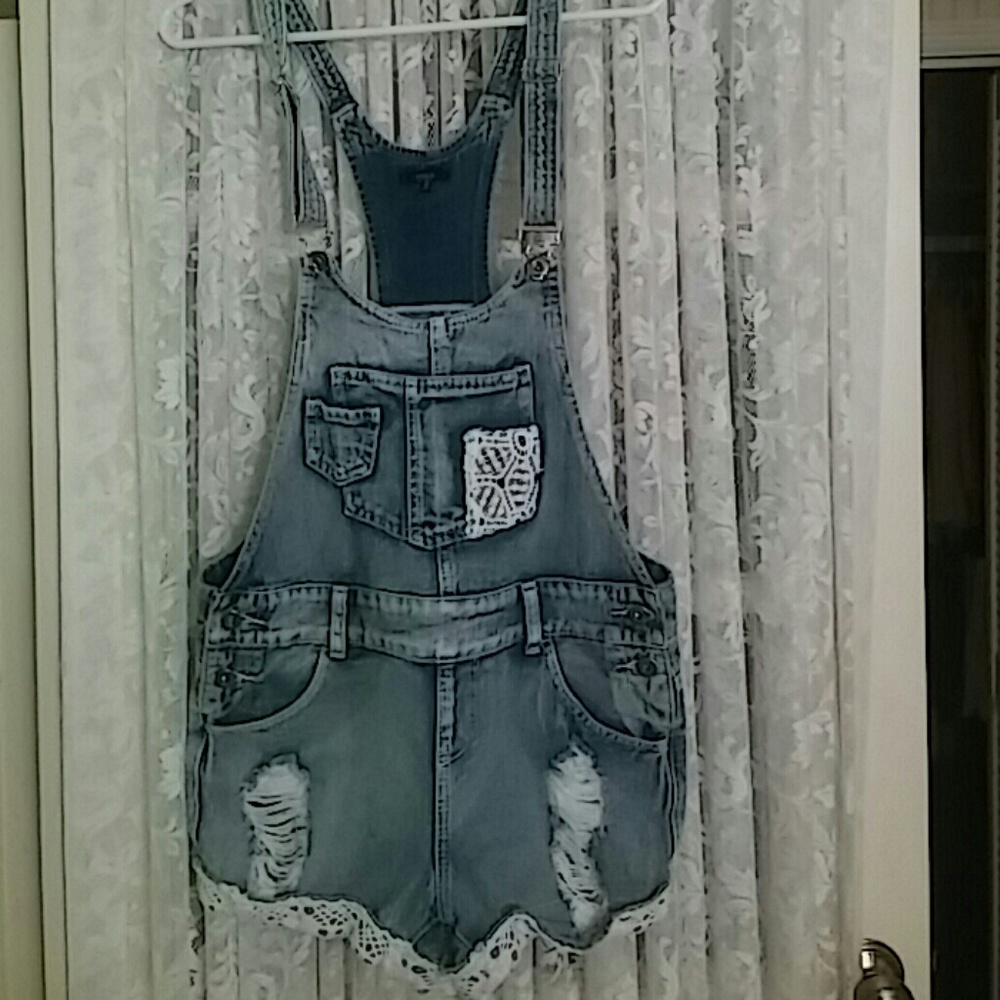 Overalls so cute🌸