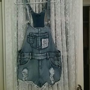 Overalls so cute🌸