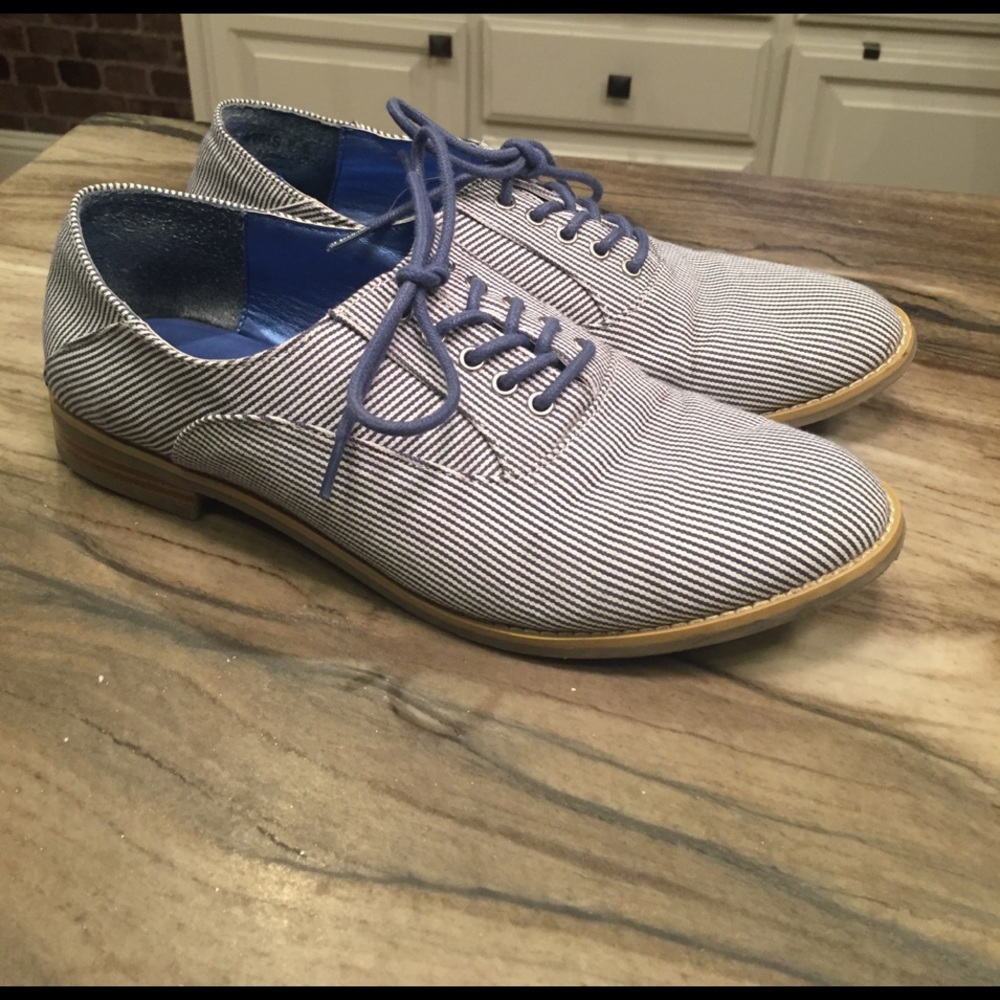 Lace up Report flats