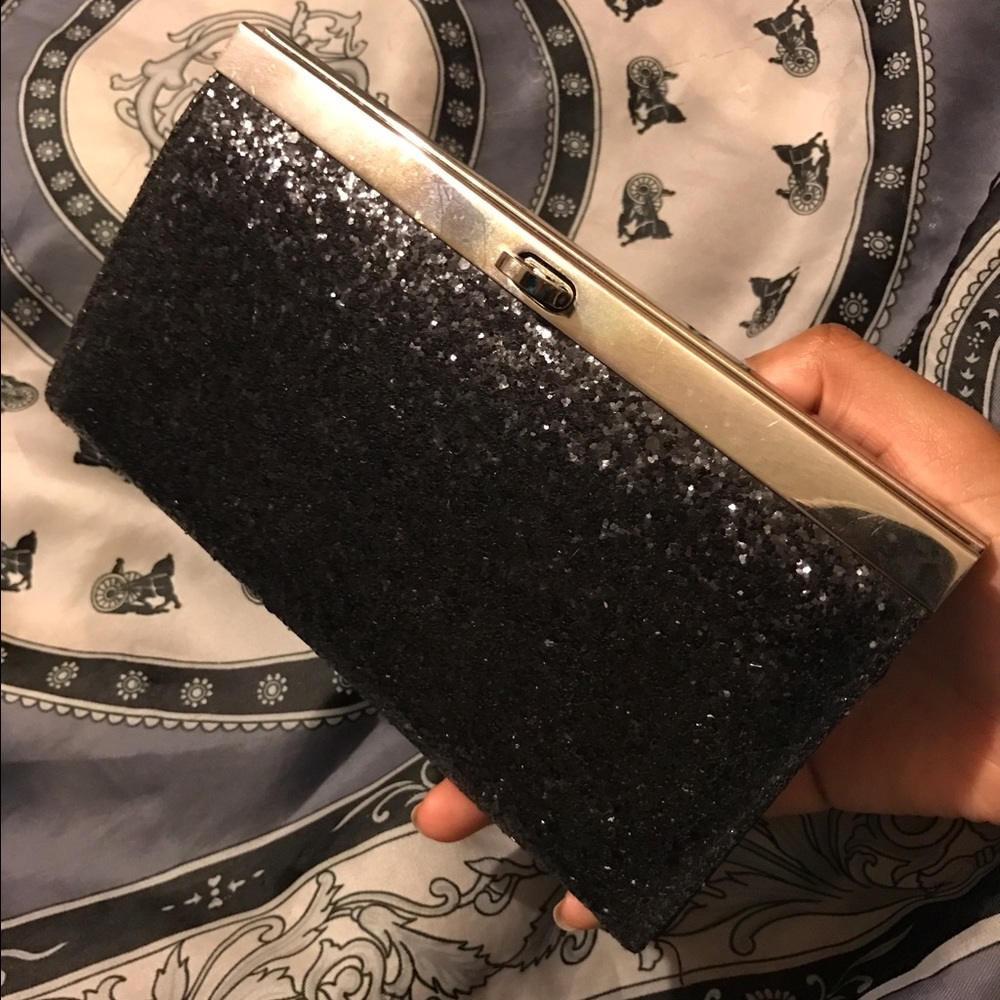 • Very minor scratches ✅ Very good condition