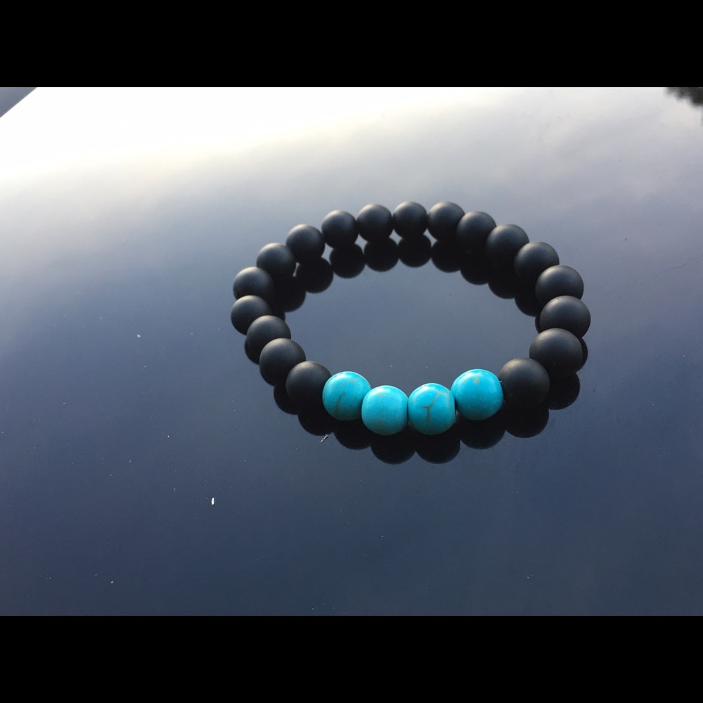 Natural Onyx and Turquoise Blue Howlite bracelet