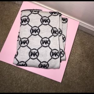 Micheal Kors reservable scarf