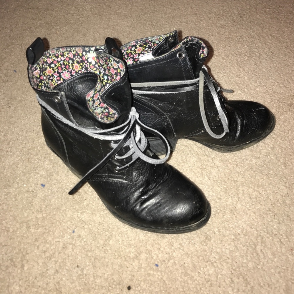 Black ankle booties 🏵