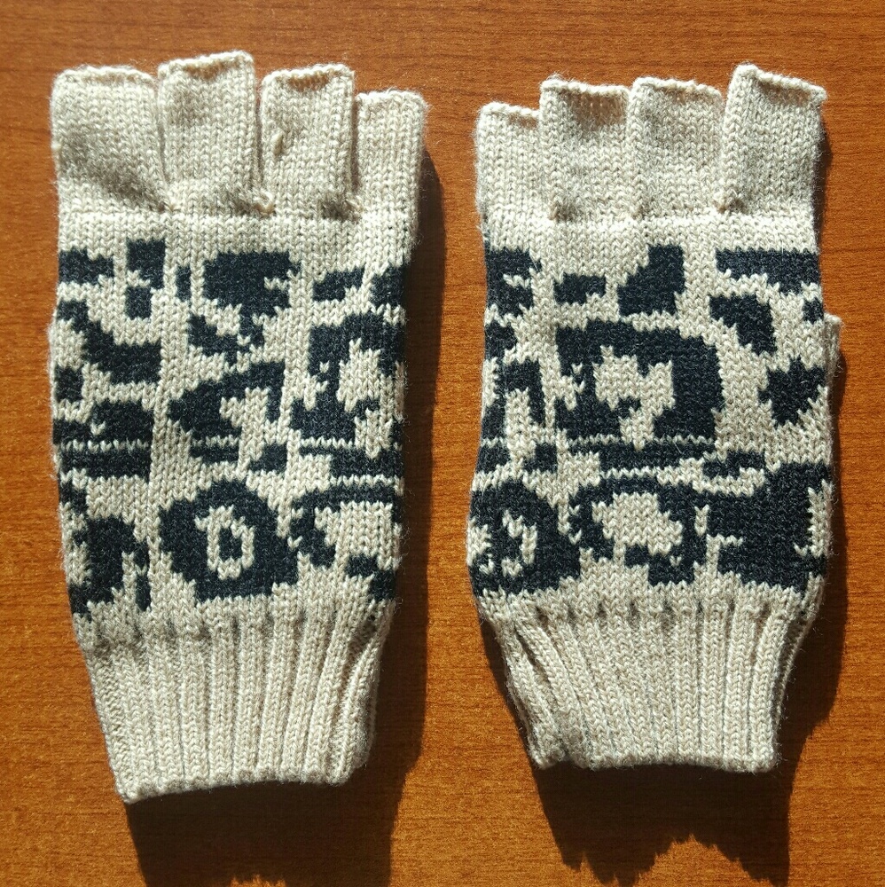 Animal print fingerless gloves