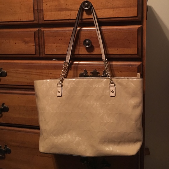 MK Chain Tote - Picture 2 of 4