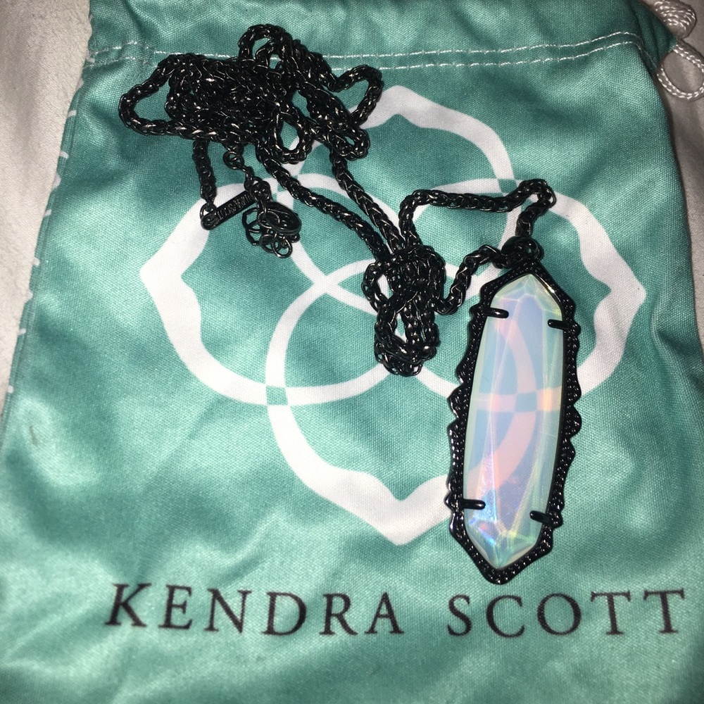 Kendra Scott necklace
