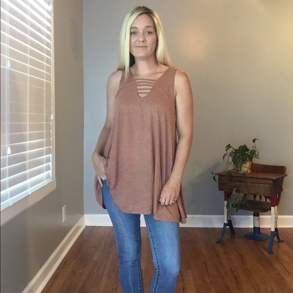 Cut Out front Tank Top - Picture 4 of 5