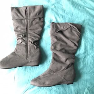 Gray suede small wedge boot