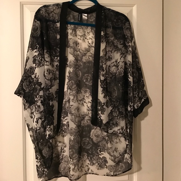 Other - H & M - Black and white rose kimono
