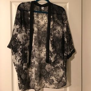 H & M - Black and white rose kimono