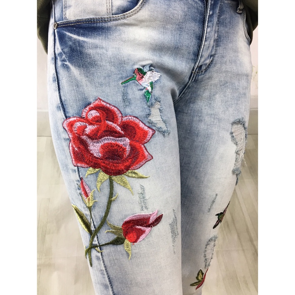 🌸Distressed Embroidered Jeans - Picture 6 of 8