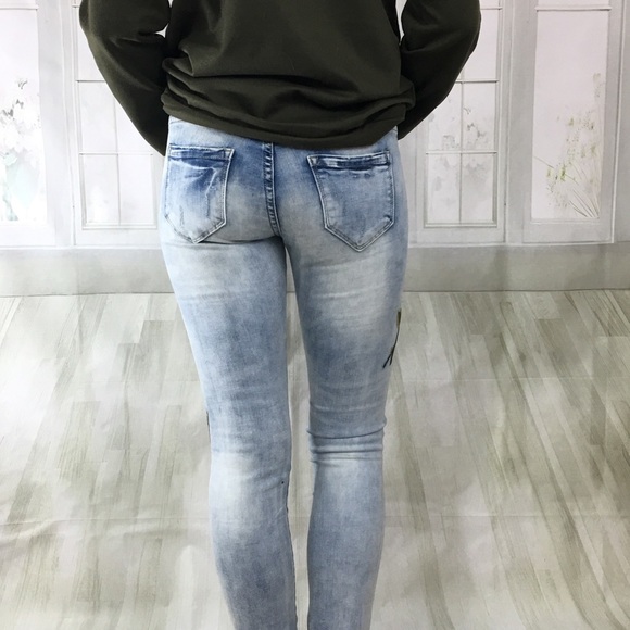 🌸Distressed Embroidered Jeans - Picture 7 of 8