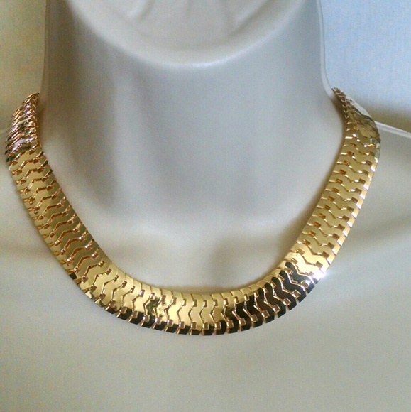 Beautiful gold tone herringbone style necklace