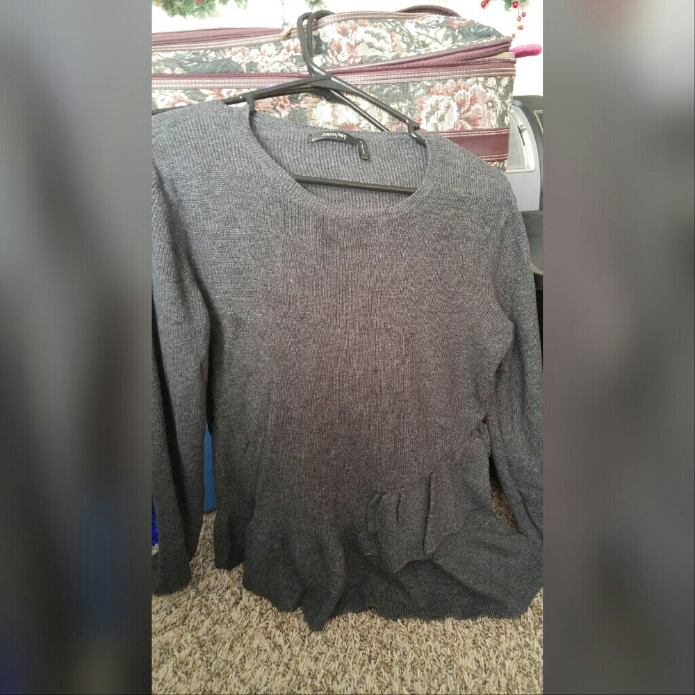Gray ruffled thin sweater