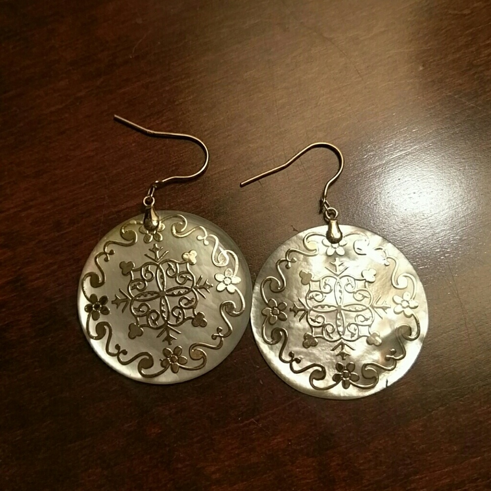 Mother of pearl earrings with gold inlay