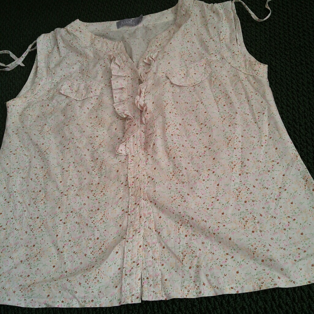 Sleeveless flowery top