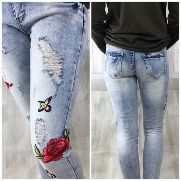 SOLD 🌸🆕 Embroidered Jeans - Picture 7 of 8