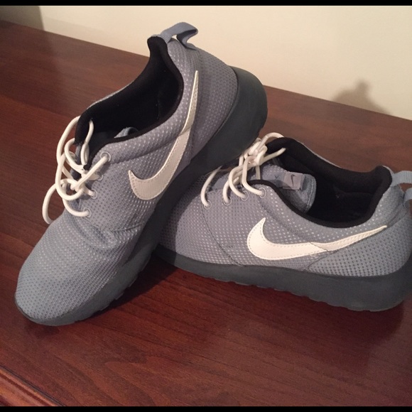 Nike Shoes - Women's Nike Roshe