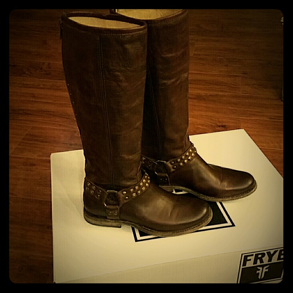 Beautiful mahogany leather fryes