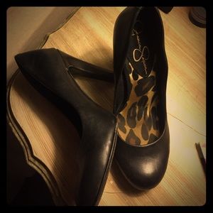 Black pumps