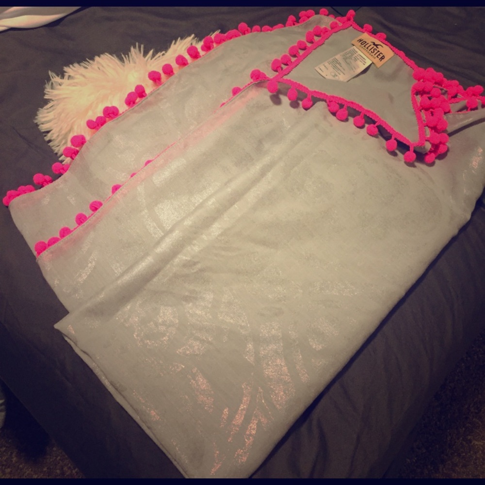 Stylish gray and pink Hollister scarf
