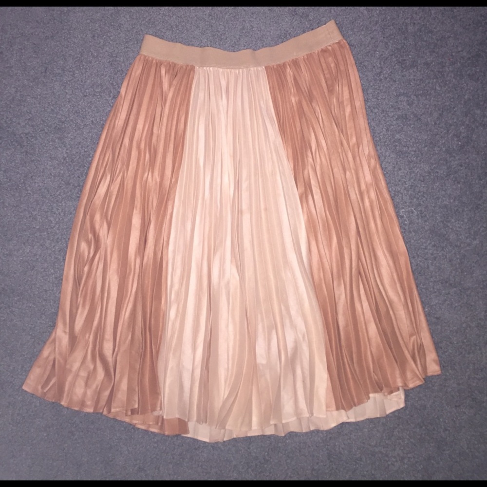 BCBG pink pleated knee-length skirt size medium