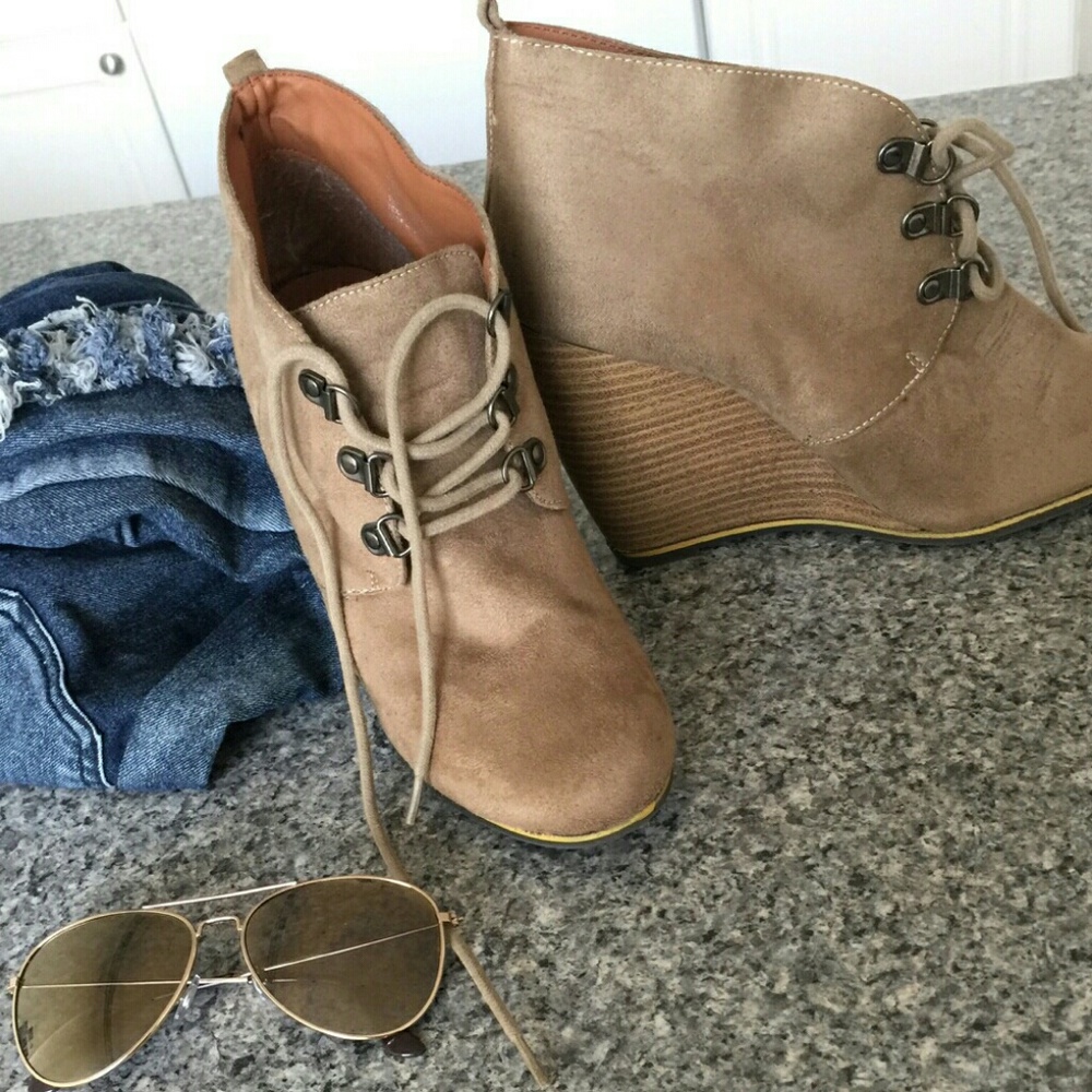 Charlotte Russe Taupe Suede Wedge Boots Size 9
