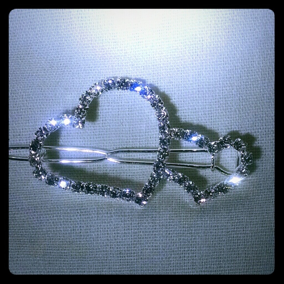 Beautiful silvertone rhinestones heart barrette