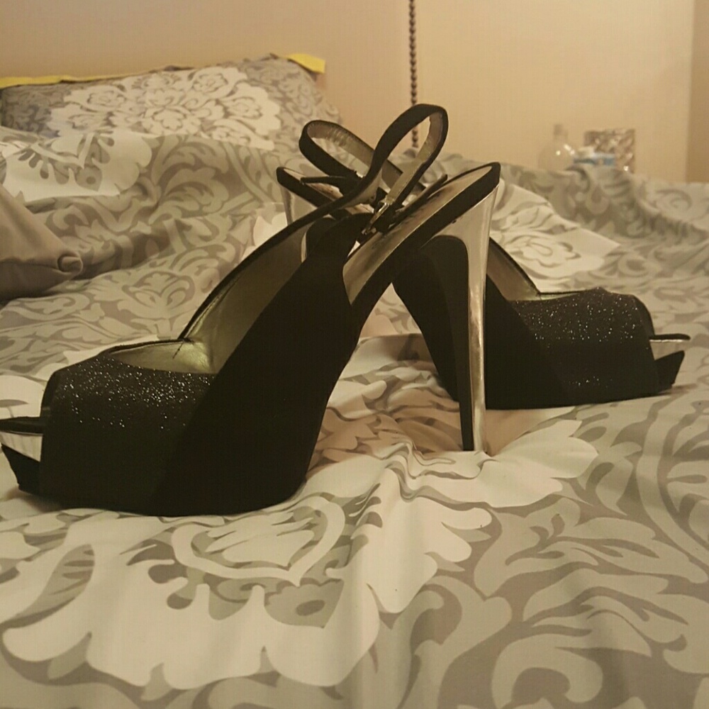 Guess black & sliver peeptoe slingback pumps