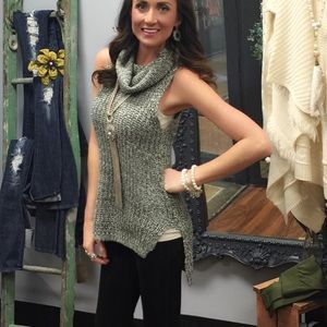 Sleeveless sweater / olive & white thread.