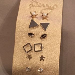 5 pairs of fashion earrings.