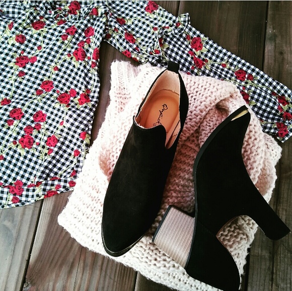 LAST PAIR!!//The Fiona// Black ankle booties - Picture 2 of 4