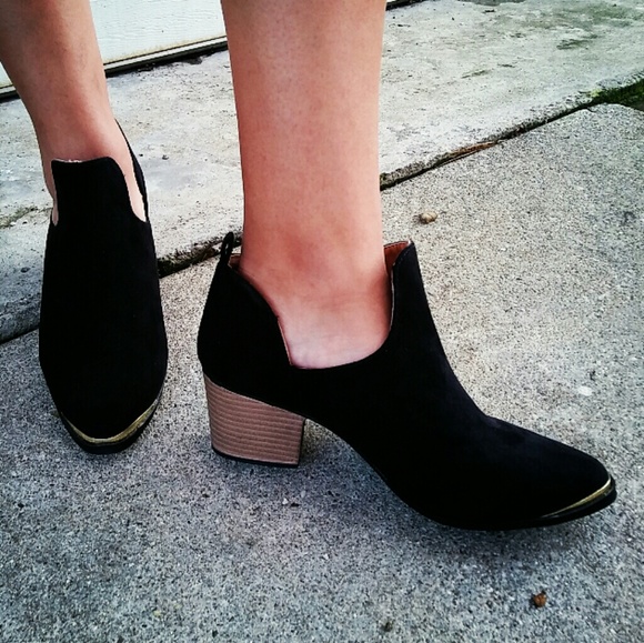 LAST PAIR!!//The Fiona// Black ankle booties - Picture 3 of 4