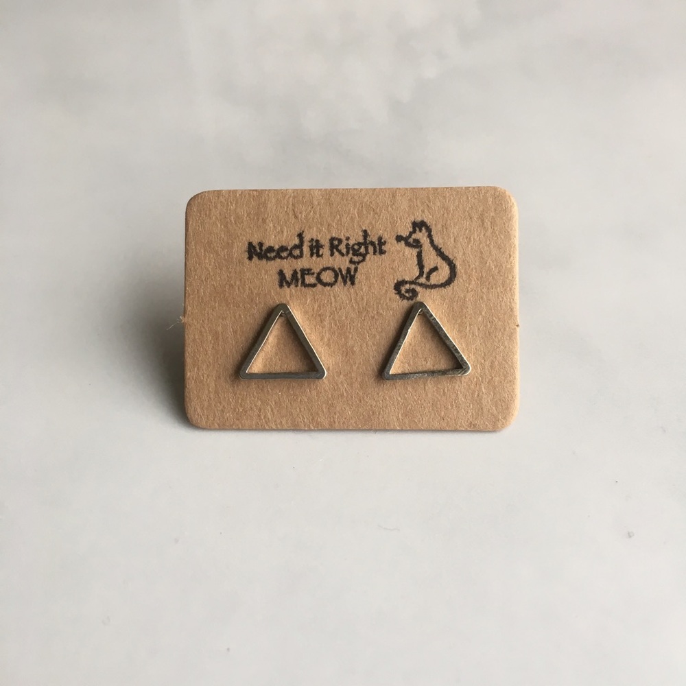 💜3 for $10💜Filled triangle earrings [gold] - Picture 6 of 7