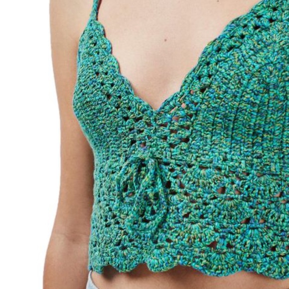 Scalloped Crochet Crop Top - Picture 2 of 4