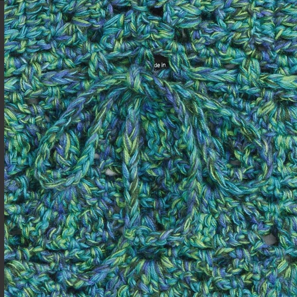 Scalloped Crochet Crop Top - Picture 4 of 4