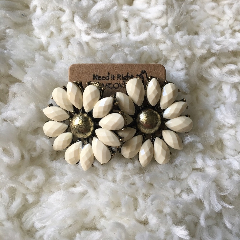 💜3 for $10💜Daisy earrings