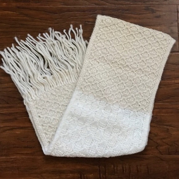 🔹bundled🔹Hollister scarf - cream and white - Picture 2 of 4