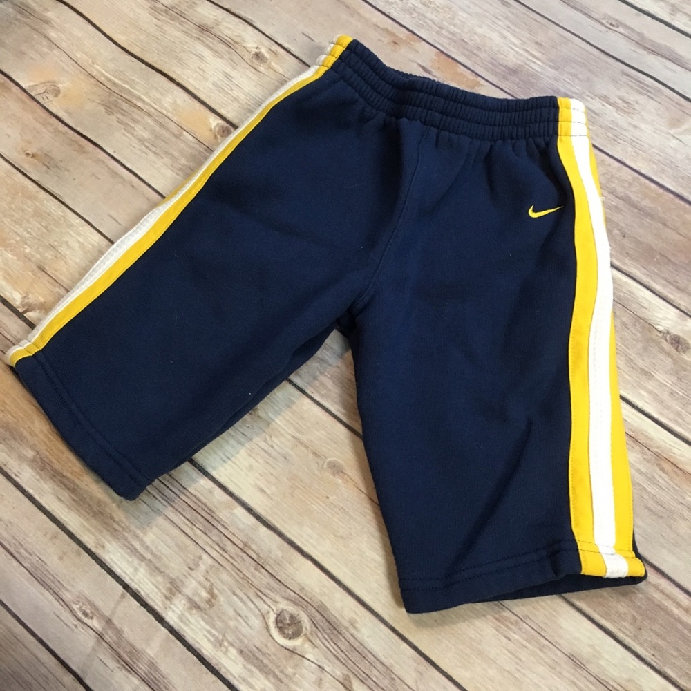 {Nike} 6/9M Sweatpants