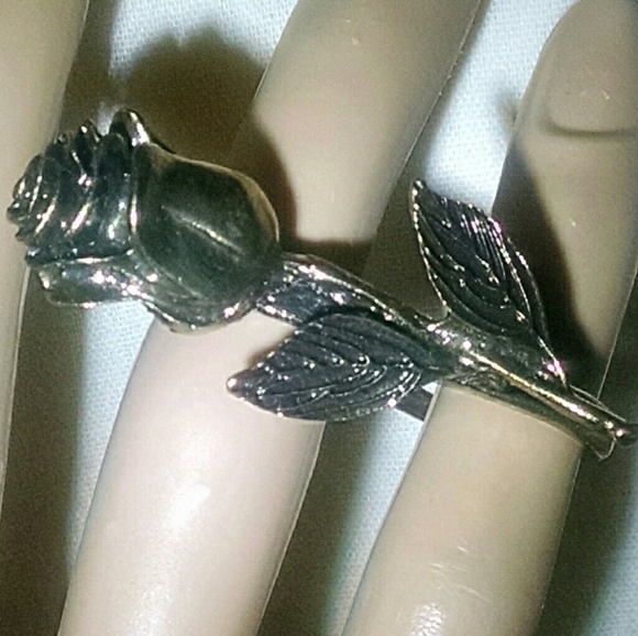 Beautiful rose antique like double finger ring