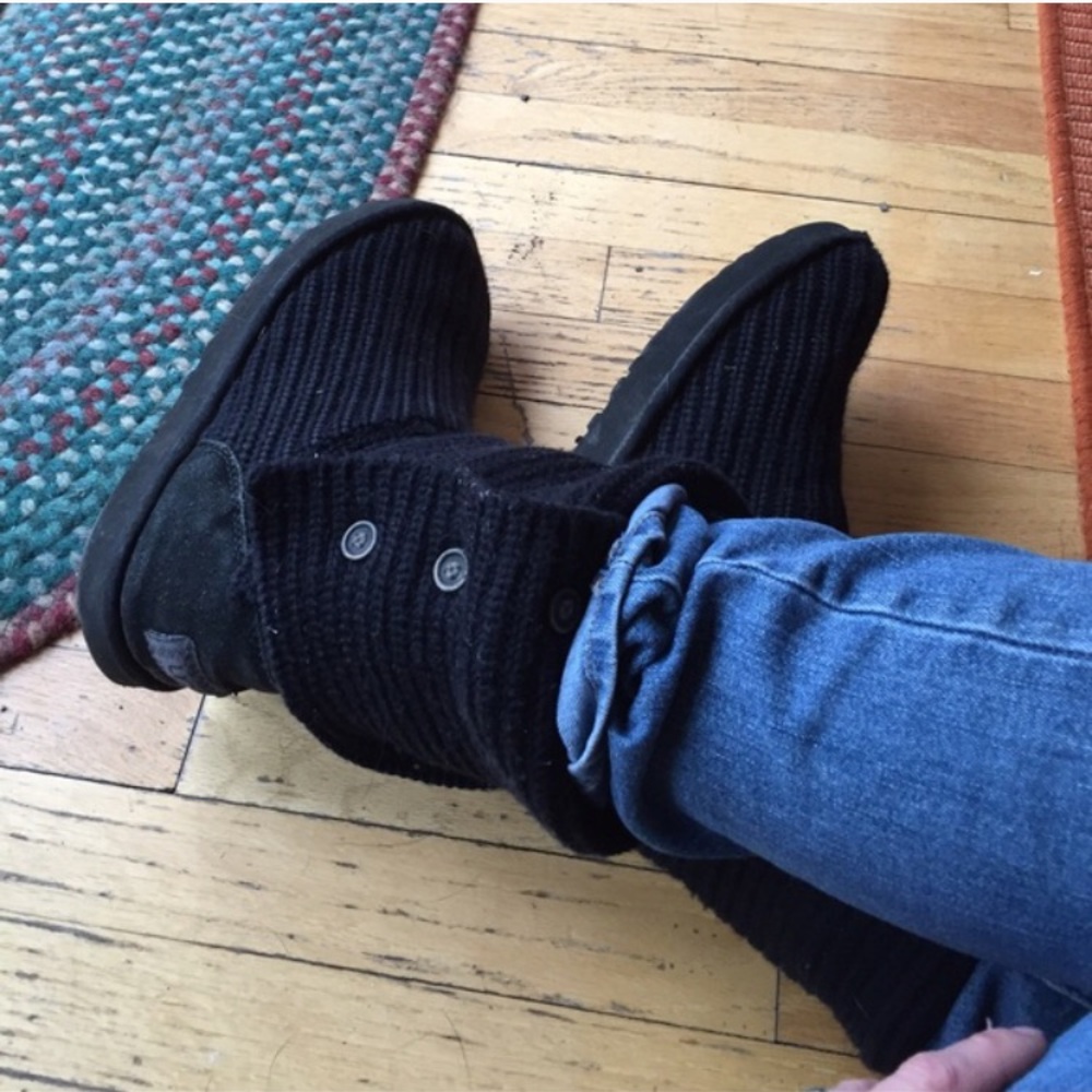 black knitted uggs