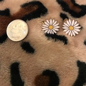 Vintage small clip on daisy earrings