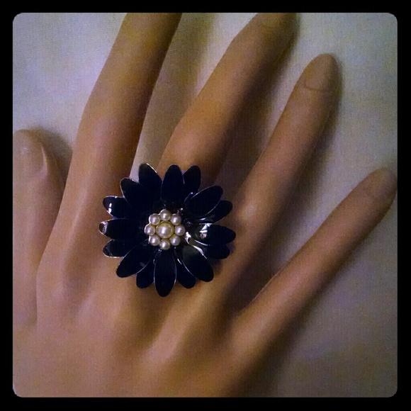 Jewelry - Beautiful black flower daisy pearl stretch ring Jewelry - Beautiful black flower daisy pearl stretch ring