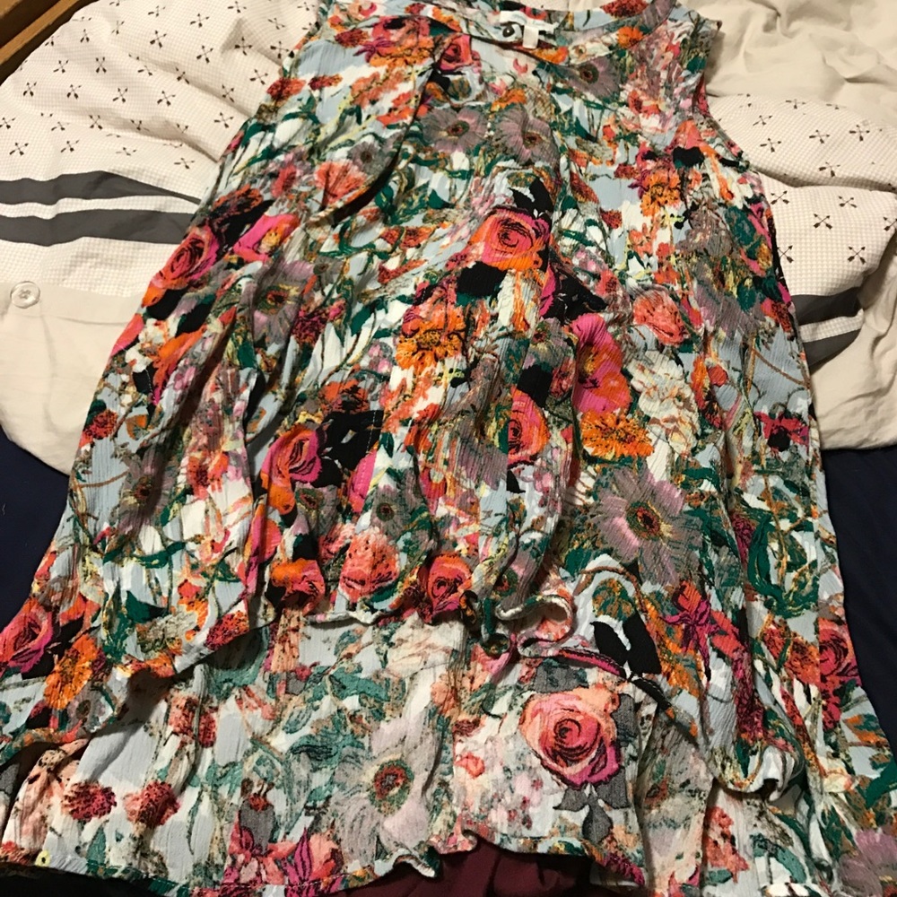 Floral shirt with keyhole and button