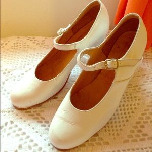 Folklórico white shoes!
