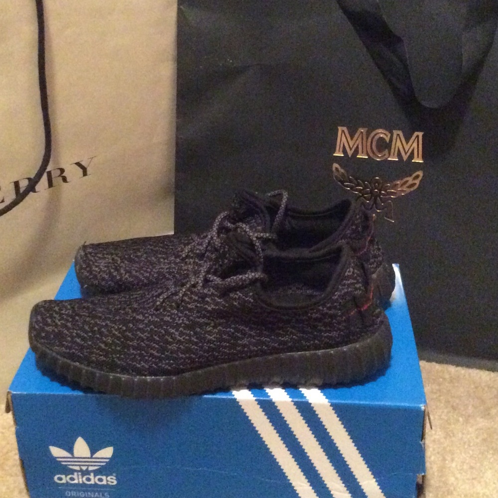 Unisex black sneakers