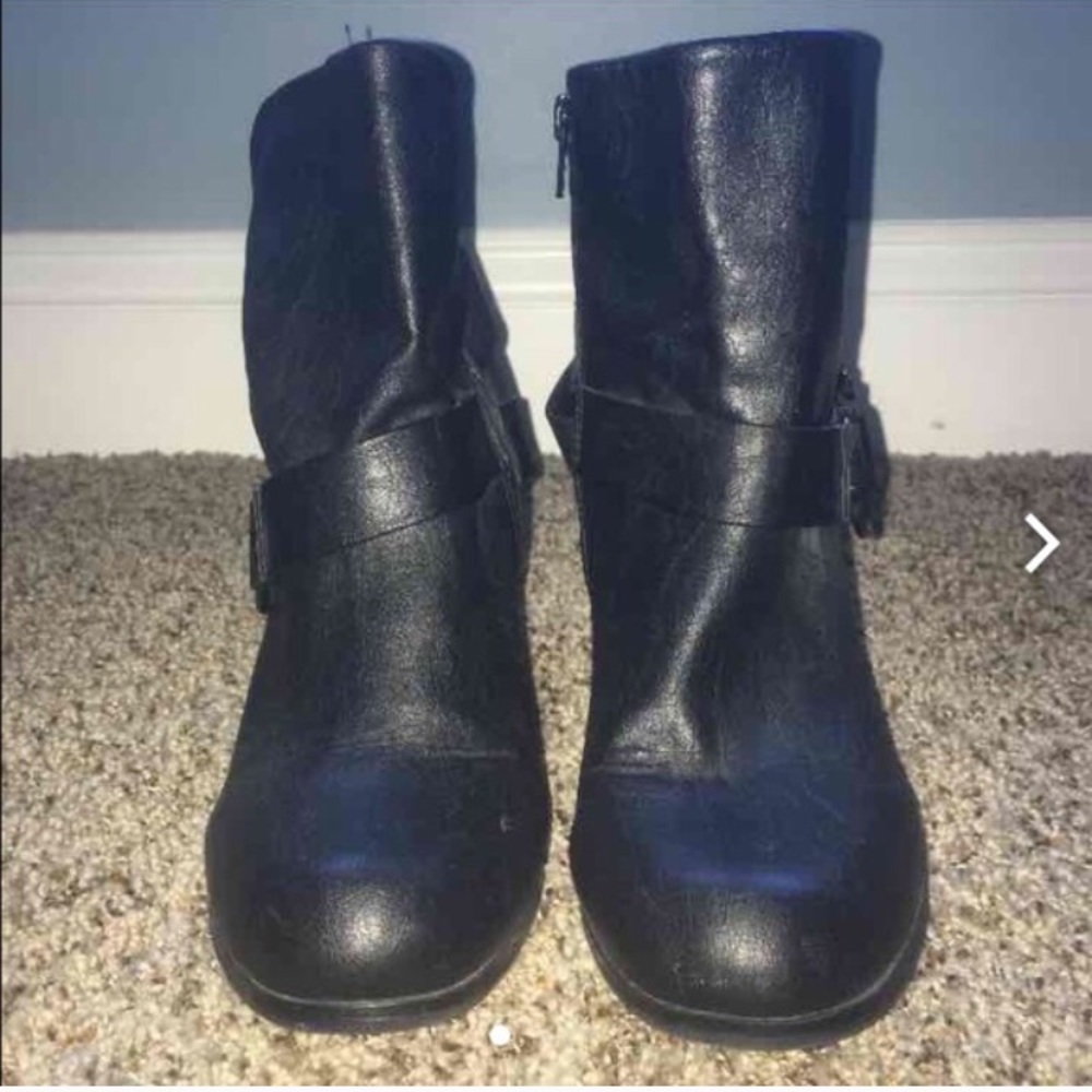 Woman's black ankle boots