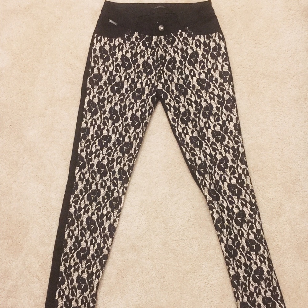 Skinny black pants with white details